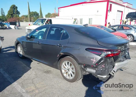 2021 Toyota Camry Le z USA, uszkodzony, nr VIN 4T1C11AK1MU547806
